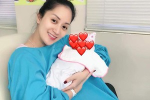 Khánh Thi nói gì với chồng trẻ Phan Hiển sau khi sinh con gái?