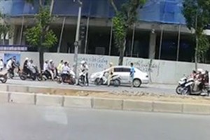 Video: Xe máy "rồng rắn" đi ngược chiều dù đối đầu CSGT trên phố HN