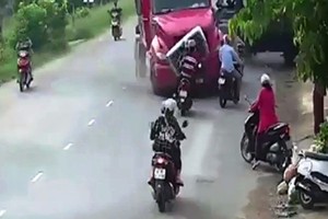 Video: Kinh hoàng xe container “điên” tông người văng tứ tung