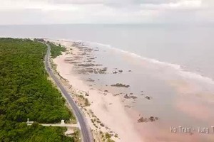 Video: Ngắm Hồ Tràm nguyên sơ, hớp hồn du khách từ flycam