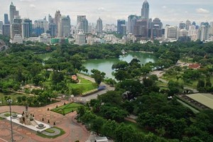 Nạn “mây mưa” nơi công cộng gây nhức nhối ở Bangkok