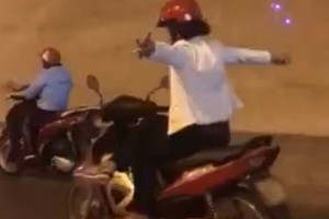 Video: Ra đường tránh xa các ca vừa đi xe máy vừa thả 2 tay thế này