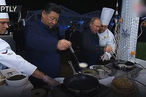 Video: Tổng thống Putin và ông Tập Cận Bình đọ tài làm bánh