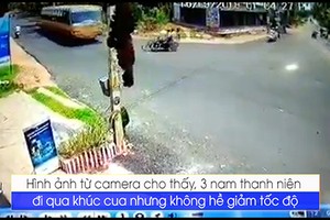 Video: Lao thẳng vào xe buýt, 3 người trên xe máy may mắn chỉ bị thương nhẹ