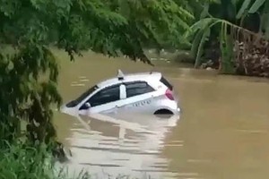 Video: Tài xế quên kéo phanh tay, taxi trôi thẳng xuống sông