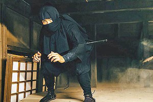 Video: "Vũ khí độc" giúp nữ ninja lấy mạng đàn ông như lấy đồ trong túi