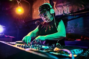 Cụ bà 82 tuổi ngày bán há cảo tối làm DJ thứ thiệt