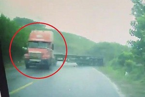 Video: Container drift "khét lẹt" và cái kết như phim hành động ở Quảng Ninh