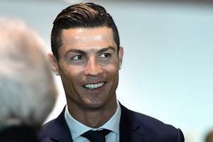 Cristiano Ronaldo chịu lỗ 19 tỷ đồng khi bán biệt thự ở Anh