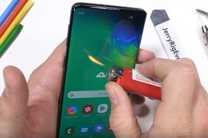 Video: Cắn răng nhìn Galaxy S10 bị "rạch mặt"