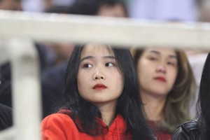 Xuất hiện vài giây, fan girl U23 Việt Nam khiến dân mạng “săn lùng”