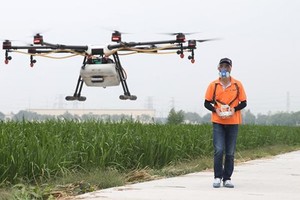 Video: "Phi công" lái drone: Nghề cực 'hot' ở nông thôn Trung Quốc