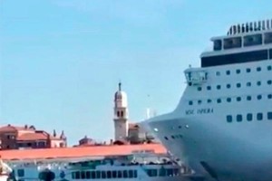 Video: Tàu du lịch khổng lồ mất lái, tông vào bến tàu Venice