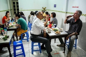 Quán bún chả 'Obama' bị tố để khách chờ lâu mà không dọn món ăn