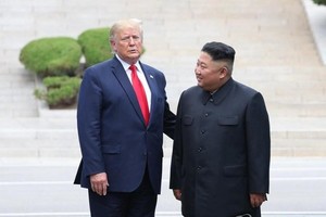 Video: Khoảnh khắc khác thường khi vệ sĩ Trump - Kim đứng cạnh nhau ở DMZ