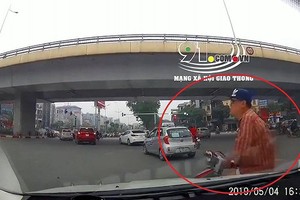 Video: Người đàn ông lao thẳng xe máy vào đầu ô tô để ăn vạ