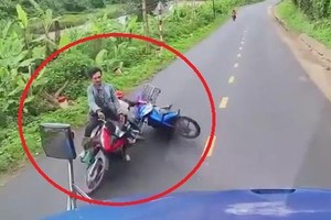 Video: Hai người đi xe máy thoát chết thần kỳ khi ngã ngay đầu container