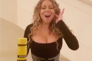 Mariah Carey dùng giọng hát mở nắp chai hút hàng triệu lượt xem