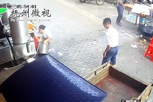 Video: Cả chảo dầu sôi đổ vào chân, cô gái nhanh trí nhảy vào thùng nước