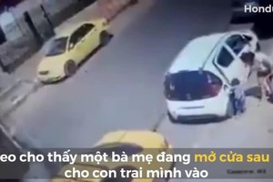 Video: Bé trai 2 tuổi bị xe tải tông tử vong sau khi buông tay mẹ chạy ra đường