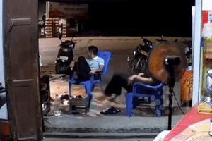 Video: Ôtô "điên" tông thẳng vào cửa hàng, suýt gây thảm kịch