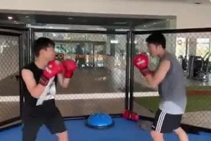 Video: Xuân Trường cho Minh Vương 'ăn đòn' khi so găng