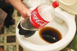 Con dâu đổ coca vào nhà vệ sinh khiến mẹ chồng bất ngờ