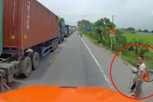 Video: Tài xế xe container hành xử đẹp với bà cụ bên đường