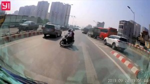 Video: Xe máy ngược chiều cực nguy hiểm trên vành đai 3 trên cao