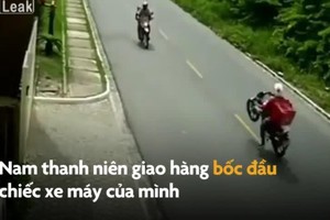 Video: Shipper bốc đầu xe máy, đâm vào người đi đường như phim hành động