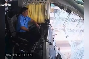 Video: Tài xế nghịch bút bi khi lái xe và cái kết đáng tiếc