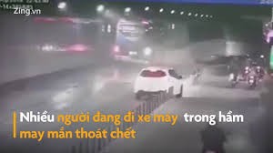 Video: Khoảnh khắc xe tải húc ôtô khách, lật nhào trong hầm Thủ Thiêm