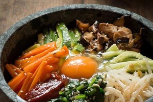 Video: Tự làm cơm trộn bibimbap ngẫu hứng chuẩn vị Hàn Quốc