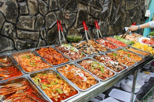 Nhân viên nhà hàng tiết lộ gây sốc về mì cay, lẩu Thái, buffet giá rẻ