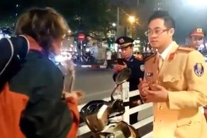 Video: Phó phòng CSGT "bắn" tiếng Anh như gió xử lý thanh niên nước ngoài vi phạm