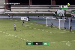 Video:  Pha sút penalty "cực dị" khiến thủ môn ức chế và cái kết "có hậu"