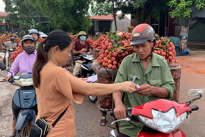 Khu chợ dài 20km, 4.000 tỷ trao tay qua mẩu giấy nhỏ