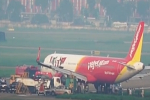 Video: Máy bay Vietjet được lai dắt về sân đỗ sau sự cố kinh hoàng 