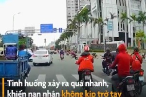 Video: Tên cướp giật điện thoại giữa ngã tư ở TP.HCM