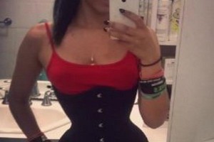 8 năm mặc corset để có được vòng eo 45cm