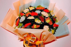 Sốt với bó hoa sushi lạ mắt giá hơn 1 triệu đồng