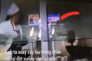 Video : Nhân viên nhúng cây lau nhà vào chảo nấu thức ăn