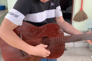 Video: Dùng mì tôm để phục chế đàn guitar cũ nát