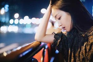 Nửa đêm mẹ chồng gõ cửa phòng vợ chồng tôi rồi xin ngủ cùng