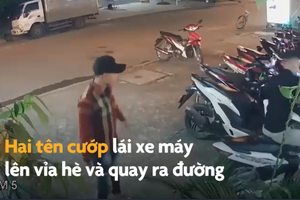 Video: Bé gái ngơ ngác khi bị giật điện thoại