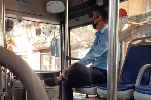 Câu chuyện cảm động của anh phụ xe bus và thai phụ bán hàng rong