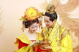 2 Hoàng đế cùng “điên đảo” vì nàng kỹ nữ xinh đẹp