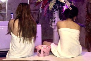 4 cô gái khỏa thân, massage kích dục cho 2 khách