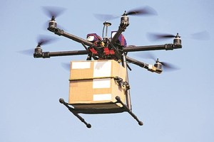 Bị bắt vì lái drone vận chuyển ma túy, điện thoại vào nhà tù