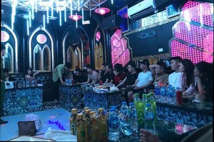 Công an đột kích quán karaoke, 13 đối tượng vẫn quay cuồng “bay lắc“